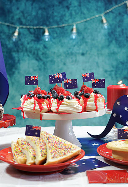 旗と象徴的な食べ物を持つオーストラリアのテーマパーティーテーブル - lamingtons australia australia day celebration ストックフォトと画像