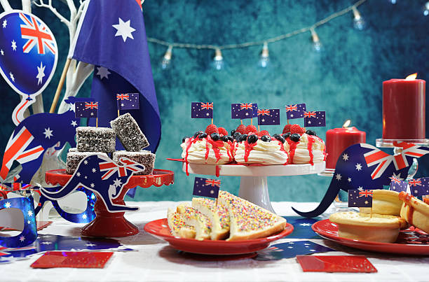 mesa de fiesta temática australiana con banderas y comida icónica - tart dessert plate white fotografías e imágenes de stock