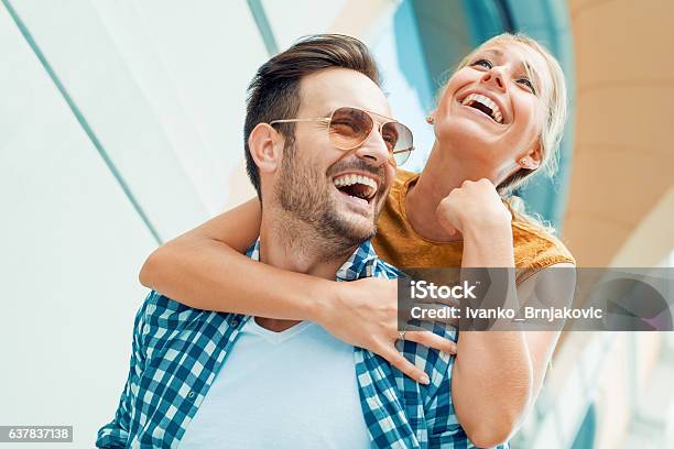 Junges Paar Liebende Einander Stockfoto und mehr Bilder von Paar - Partnerschaft - Paar - Partnerschaft, Lächeln, Freundschaft
