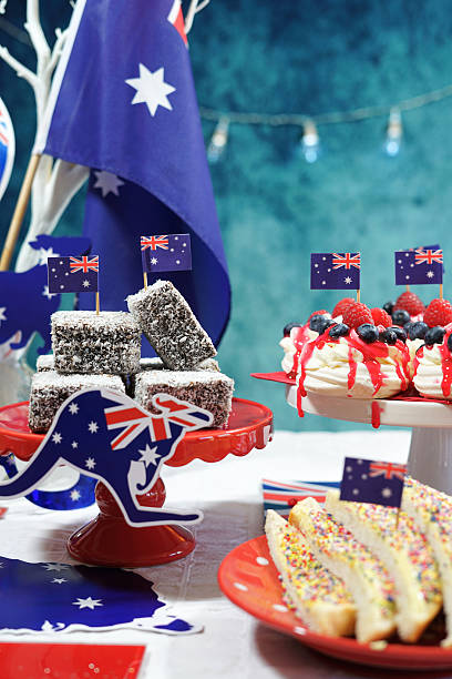 旗と象徴的な食べ物を持つオーストラリアのテーマパーティーテーブル - lamingtons australia australia day celebration ストックフォトと画像