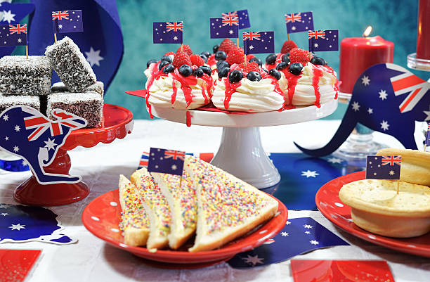 旗と象徴的な食べ物を持つオーストラリアのテーマパーティーテーブル - lamingtons australia australia day celebration ストックフォトと画像