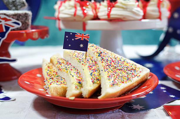 旗と象徴的な食べ物を持つオーストラリアのテーマパーティーテーブル - lamingtons australia australia day celebration ストックフォトと画像