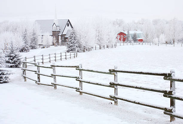 iglesia pequeña del país en invierno - okotoks fotografías e imágenes de stock