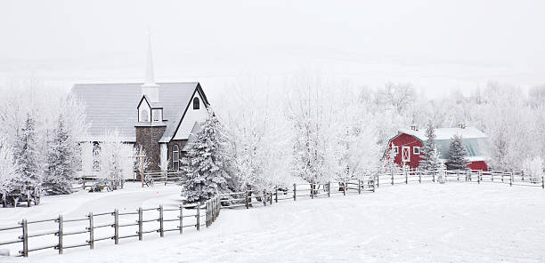 petite église de campagne en hiver - prairie farm winter snow photos et images de collection