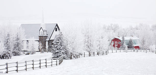 冬の小さなカントリー教会 - prairie farm winter snow ストックフォトと画像