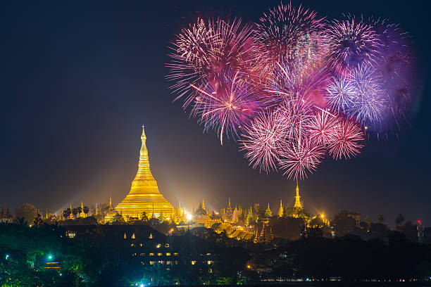 pagoda shwedagon con celebrazione fuochi d'artificio capodanno 2017 - shwedagon pagoda immagine foto e immagini stock