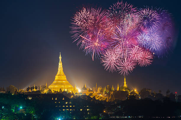 2017년 새해 첫날 불꽃놀이와 함께 하는 슈다곤 탑 - shwedagon pagoda 이미지 뉴스 사진 이미지