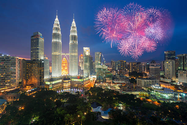 kuala lumpur horizon avec célébration feux d’artifice jour de l’an 2017 - lumpur photos et images de collection