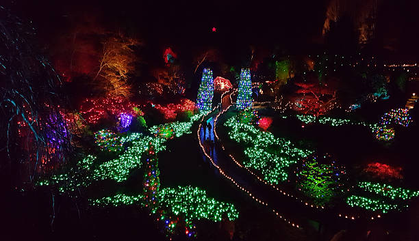 jardín hundido de bucarest gardens en navidad - buchart gardens fotografías e imágenes de stock