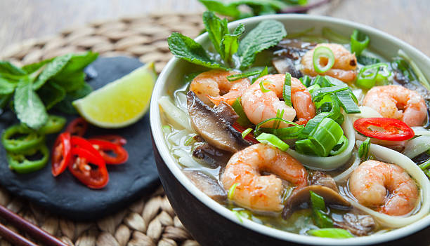 wietnamski krewetka zupa z makaronem-pho toma mniam. - thailand soup thai ethnicity thai culture zdjęcia i obrazy z banku zdjęć