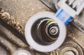 auto-spark-stecker-in-der-kammer-auf-einem-kolben.jpg?b=1&s=170x170&k=20&c=Ys1f1J2xPljMG-fuMZnXEqR2H88A5k6cr78VPQ7Hi0w=