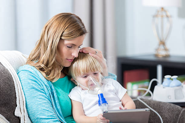 młoda dziewczyna z mukowiscydozą otrzymuje leczenie oddechowe - nebulizer zdjęcia i obrazy z banku zdjęć