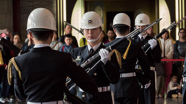 grupo de soldados em taiwan - honor guard protection security guard tourist - fotografias e filmes do acervo