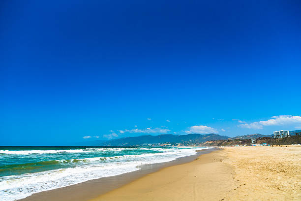 пляж в санта-монике - santa monica pier beach panoramic santa monica стоковые фото и изображения