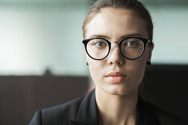 retrato de mujer joven en la oficina de negocios - beautiful staring caucasian one person fotografías e imágenes de stock