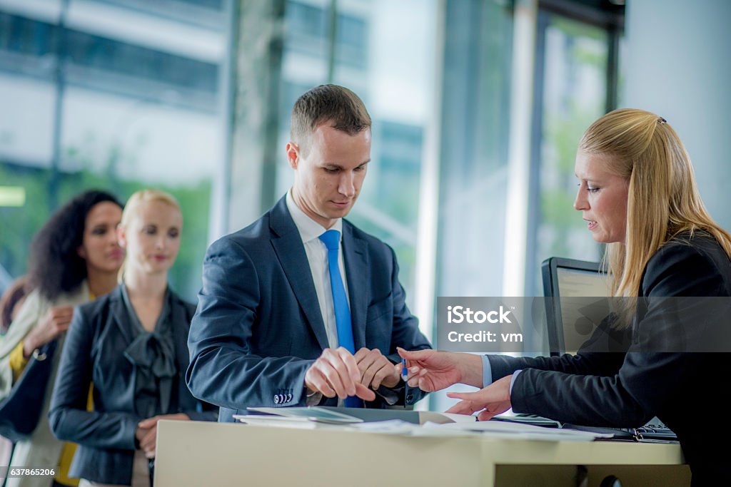 Man preparing to sign a bank contract - 免版稅銀行 - 財政大樓圖庫照片