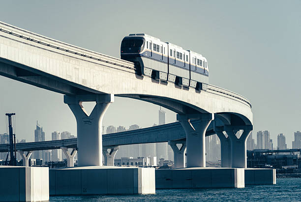 モノレールでドバイ、アラブ首長国連邦 - water architecture train united arab emirates ストックフォトと画像