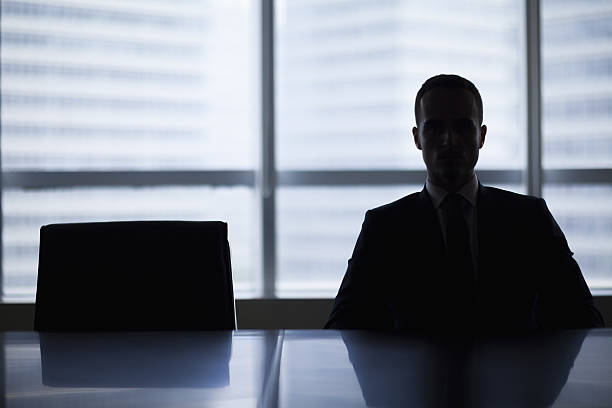 silhouette dell'uomo d'affari in sala riunioni dell'ufficio - silhouette business men leadership foto e immagini stock