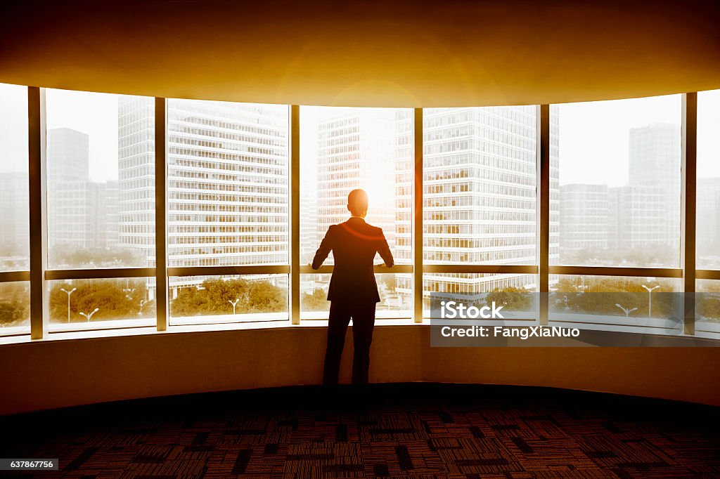 Homme d’affaires regardant la ville dans un bureau moderne - Photo de Affaires libre de droits