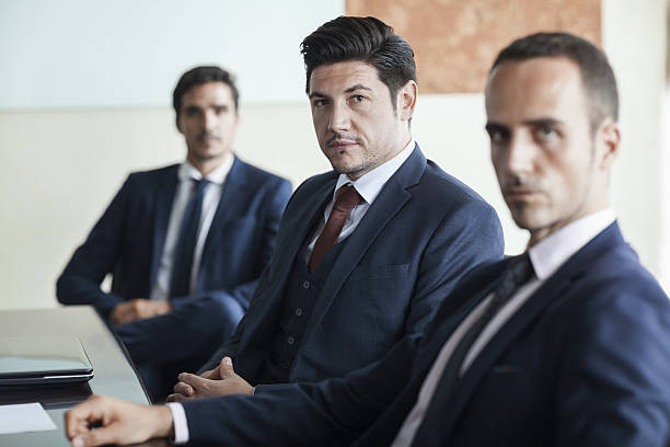 retrato de hombres de negocios en la sala de conferencias de la oficina - smug fotografías e imágenes de stock