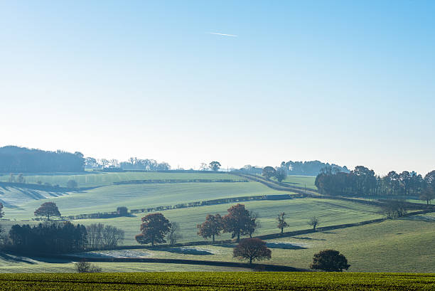 countryside lanscape view in united kingdom - winter farm vibrant color shadow imagens e fotografias de stock