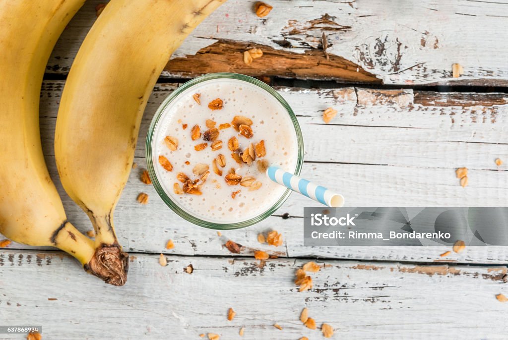 Milkshake de banana ou smoothie - Foto de stock de Smoothie royalty-free