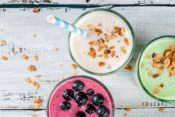 batidos refrescantes o batidos - smoothie fruit drink healthy lifestyle fotografías e imágenes de stock