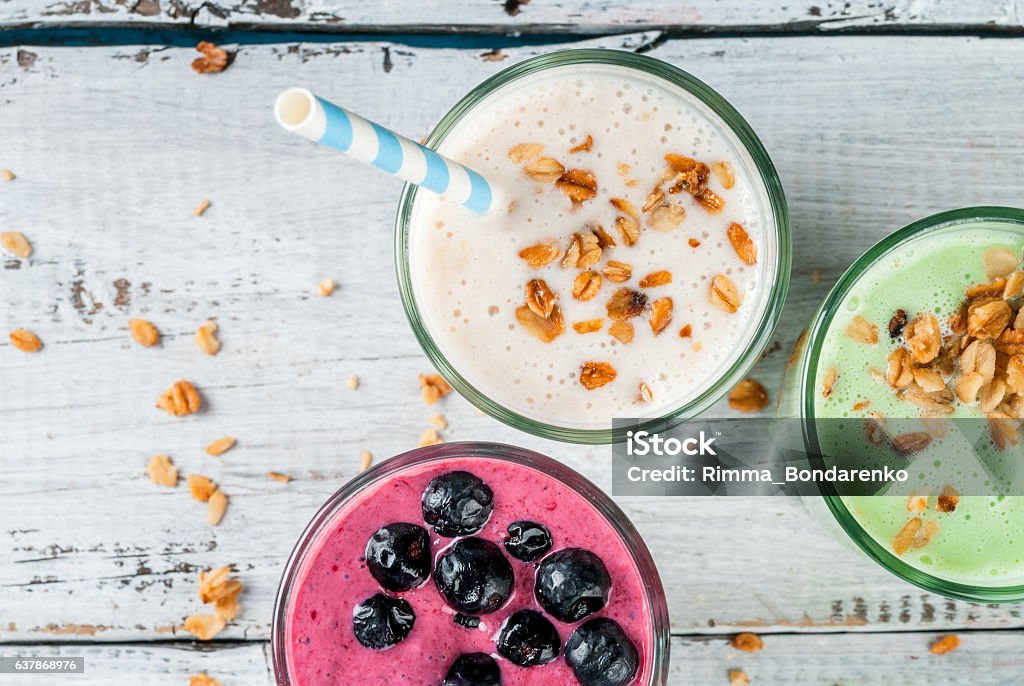 Milkshakes rafraîchissants ou smoothies - Photo de Boisson protéinée libre de droits