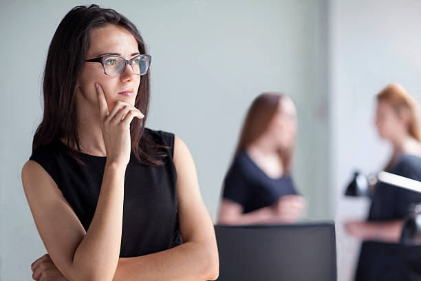 młoda kobieta myśląca w biurze biznesowym - cool youth culture business person women zdjęcia i obrazy z banku zdjęć