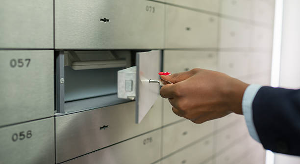 taking safety deposit box - 銀行保管箱 個照片及圖片檔