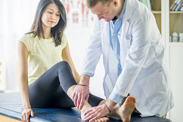 mujer con una lesión en el tobillo - ankle fotografías e imágenes de stock