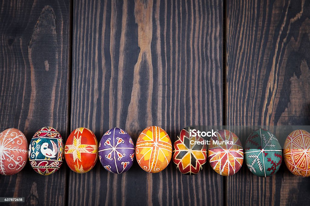 Ovos de Páscoa em uma fileira em fundo de madeira escura. - Foto de stock de Cultura ucraniana royalty-free