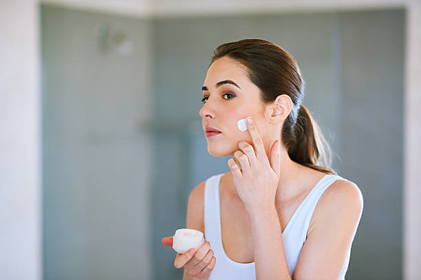 поддержание чистой и гладкой кожи - human face rubbing women beauty treatment стоковые фото и изображения
