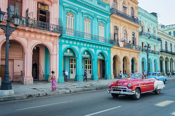 voiture classique et bâtiments coloniaux colorés dans la vieille havane, cuba - cuba car chevrolet havana photos et images de collection
