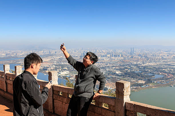 turisti che godono della vista di kunming, cina - shaanxi province immagine foto e immagini stock