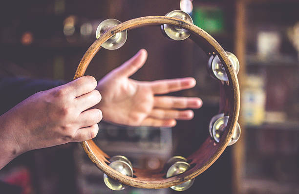 antike sammlung der hölzernen tamburin musikalische percussion. - tambourine stock-fotos und bilder