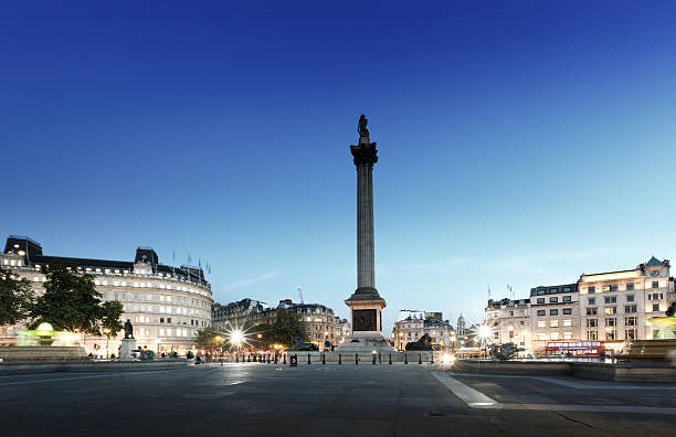 trafalgar square avec colonne nelson la nuit, londres, royaume-uni - trafalgar square photos et images de collection