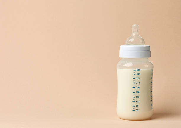 baby milchflasche - milk bottle milk bottle empty stock-fotos und bilder