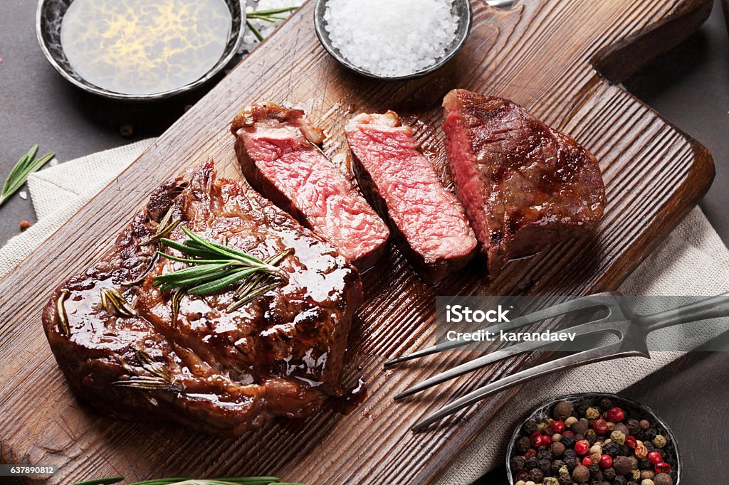 Filete de carne de res ribeye a la parrilla, hierbas y especias - Foto de stock de Barbacoa - Comida libre de derechos