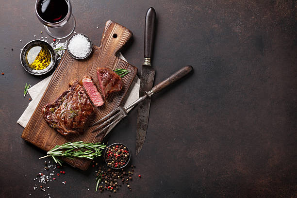 filete de res ribeye a la parrilla con vino tinto, hierbas y especias - steak meat fork beef fotografías e imágenes de stock