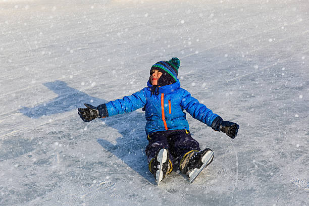 istock cute little boy learning to skate in winter 637891142