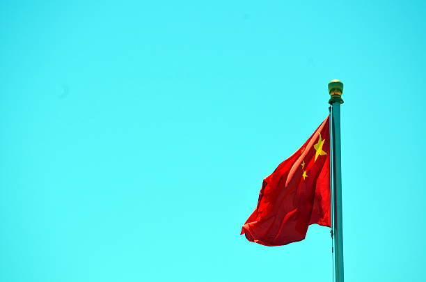drapeau national chinois agitant par temps clair - bouee de haut chine photos et images de collection
