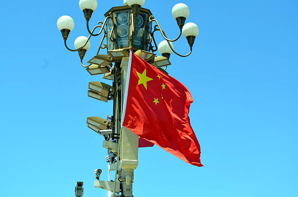 drapeau national chinois agitant par temps clair - bouee de haut chine photos et images de collection
