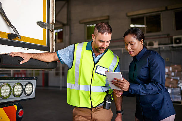 verificação dupla do manifesto de transporte - truck driver multi ethnic group industry working class - fotografias e filmes do acervo