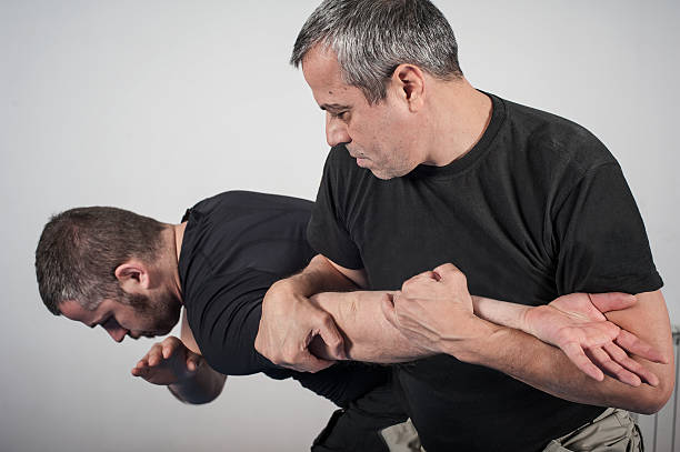 kapap инструктор демонстрирует технику руку бар - mixed martial arts combative sport jiu jitsu wrestling стоковые фото и изображения