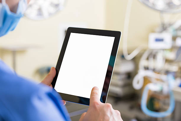médico segurando tablet de tela em branco - mobility people application software digital tablet - fotografias e filmes do acervo