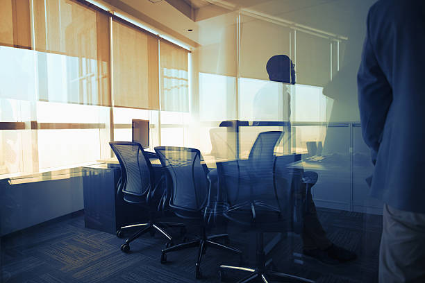вид стеклянного отражения в бизнес-офисе во время встречи - vanishing view стоковые фото и изображения