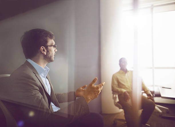 hombres hablando juntos en la reunión de la oficina de negocios - mid adult men smart casual white happiness fotografías e imágenes de stock