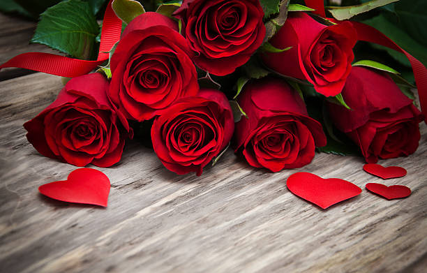 rose rosse e cuori - rose valentines day bouquet red foto e immagini stock