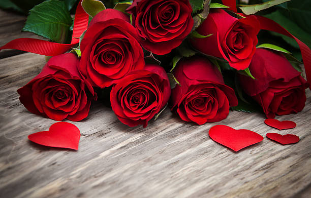 rosas vermelhas e coração - rose valentines day bouquet red - fotografias e filmes do acervo